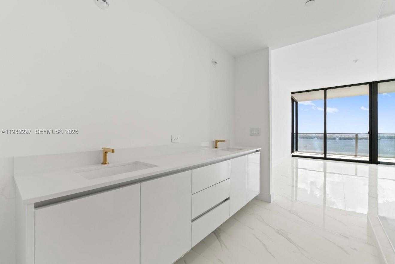 Small Image of 700 NORTH EAST 24 #4907, Miami Number 21