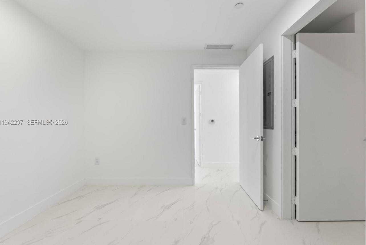 Small Image of 700 NORTH EAST 24 #4907, Miami Number 34