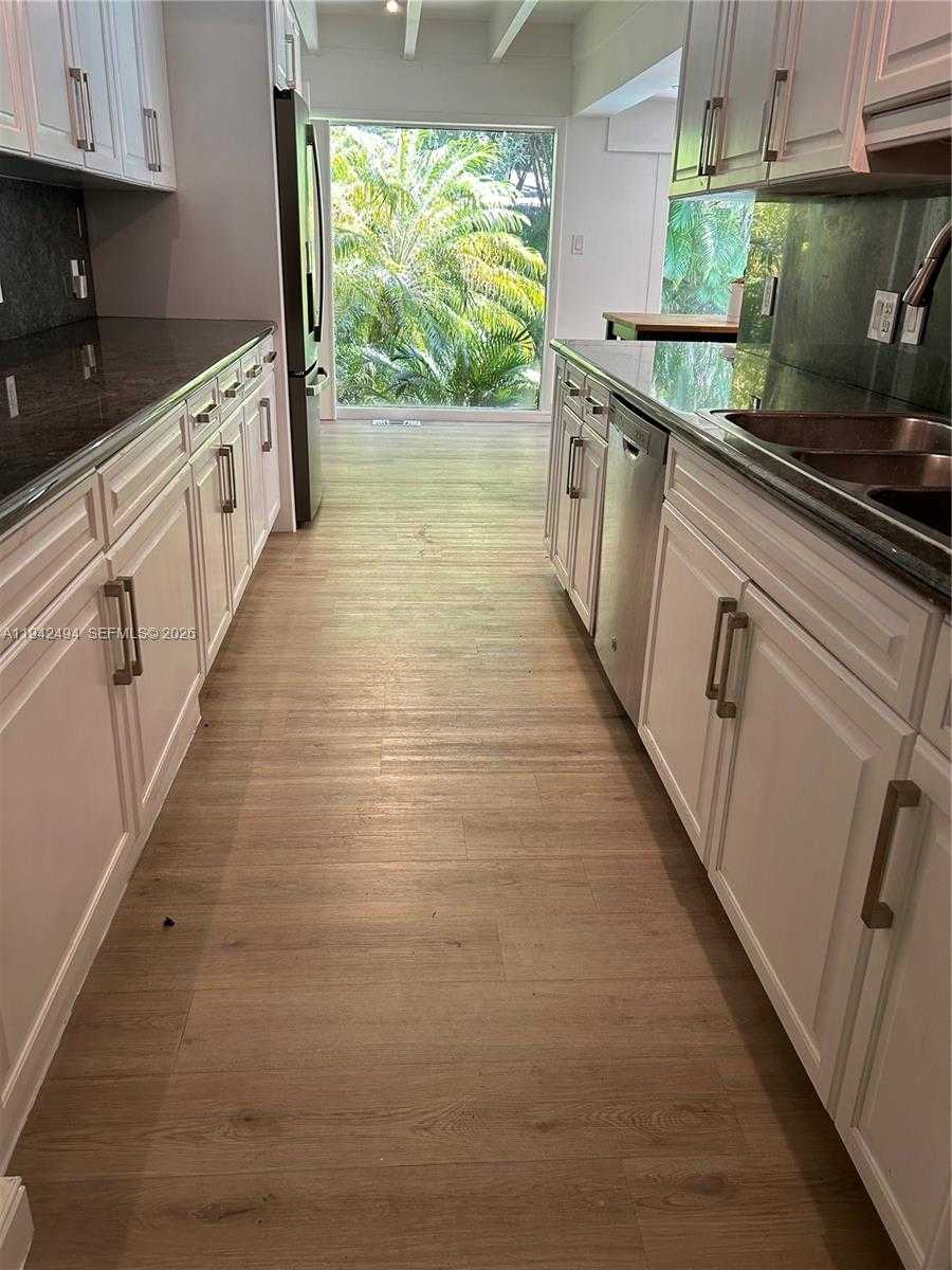 Small Image of 4255 LENNOX DR, Miami Number 11