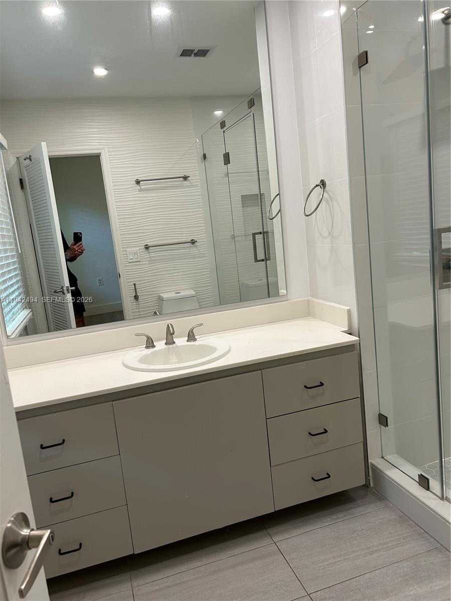 Small Image of 4255 LENNOX DR, Miami Number 23