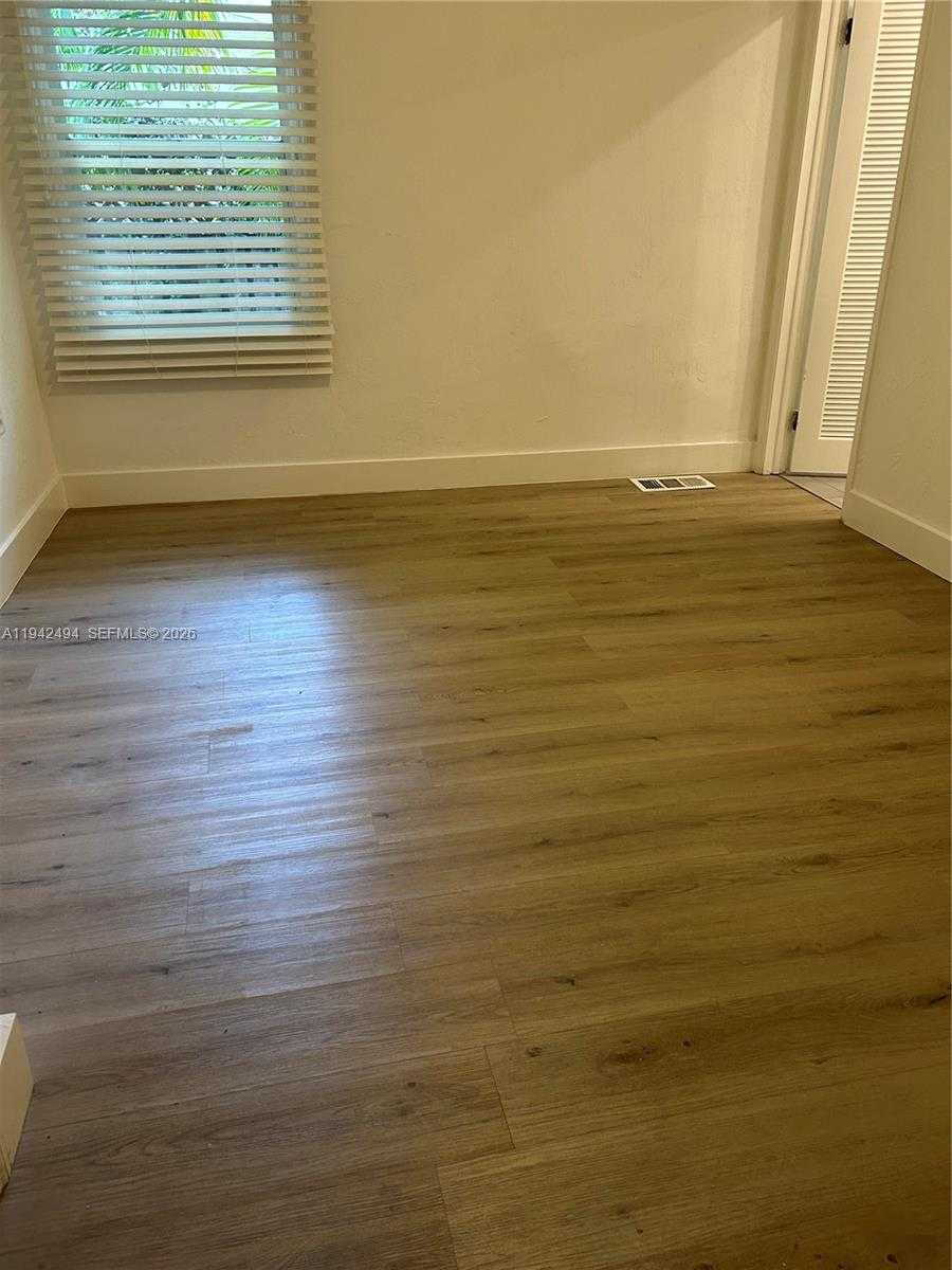 Small Image of 4255 LENNOX DR, Miami Number 26