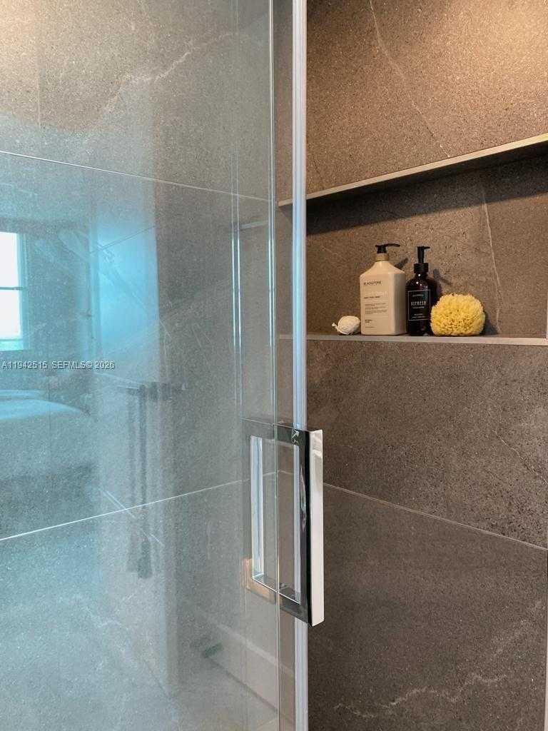 Small Image of 800 CLAUGHTON ISLAND DR #2002, Miami Number 18