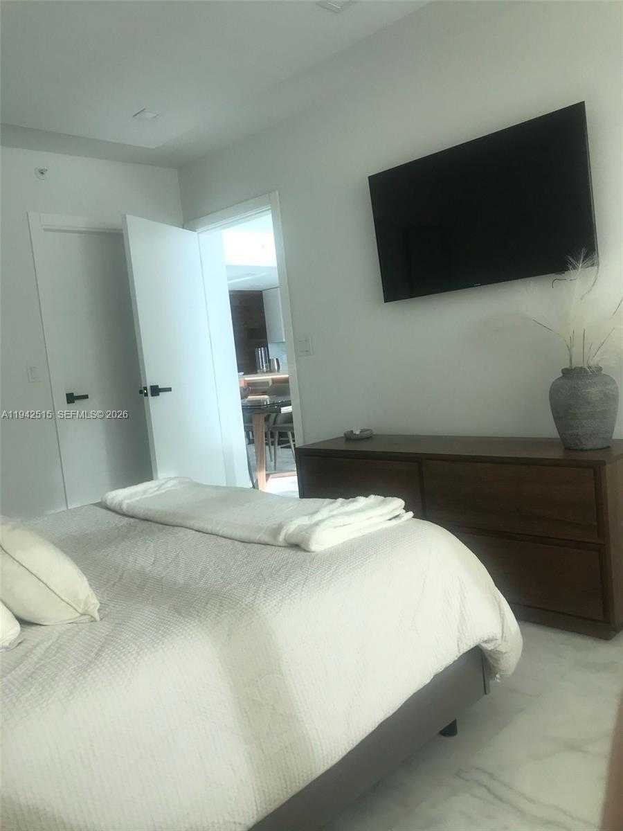 Small Image of 800 CLAUGHTON ISLAND DR #2002, Miami Number 24