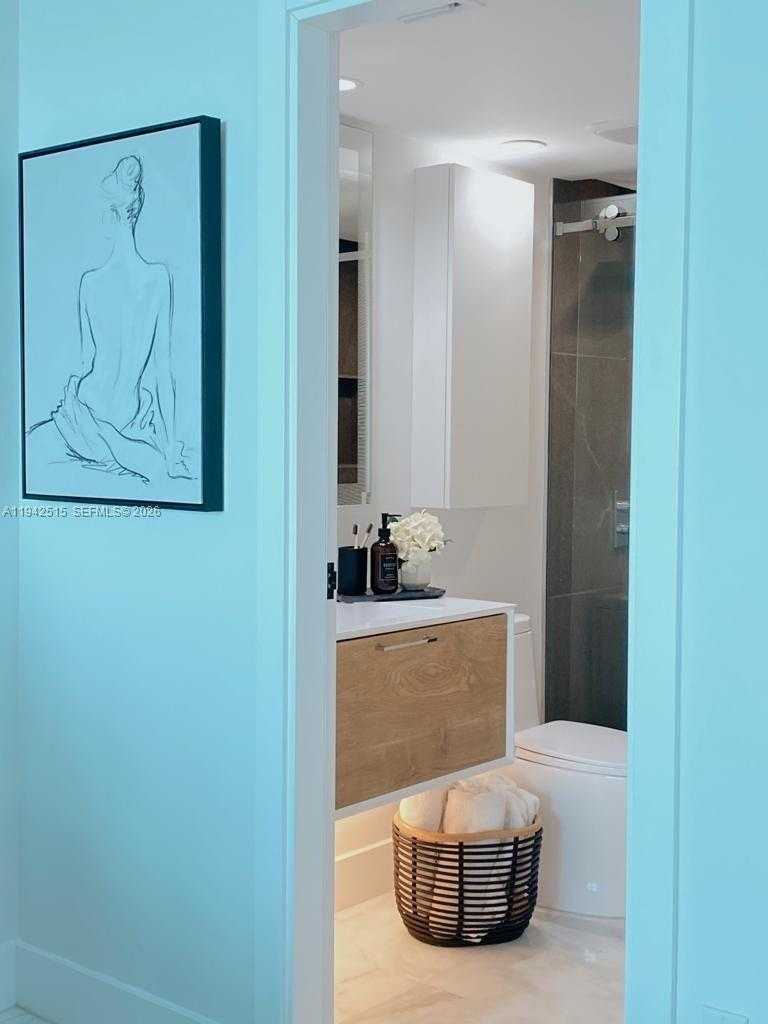 Small Image of 800 CLAUGHTON ISLAND DR #2002, Miami Number 27