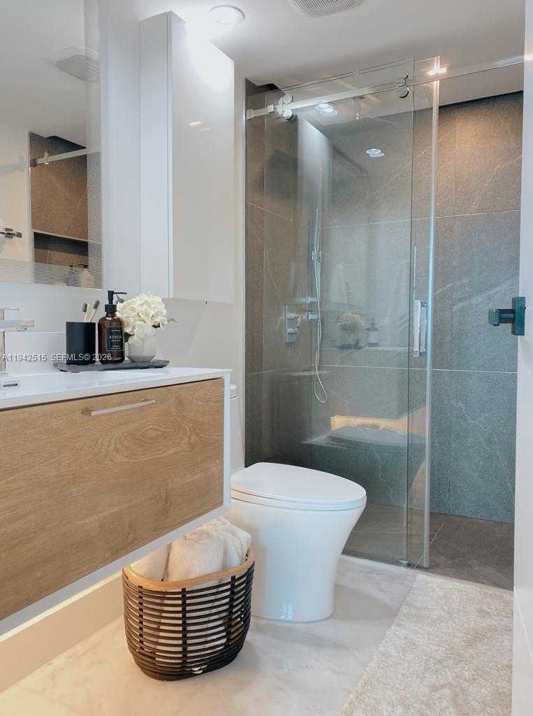 Small Image of 800 CLAUGHTON ISLAND DR #2002, Miami Number 32