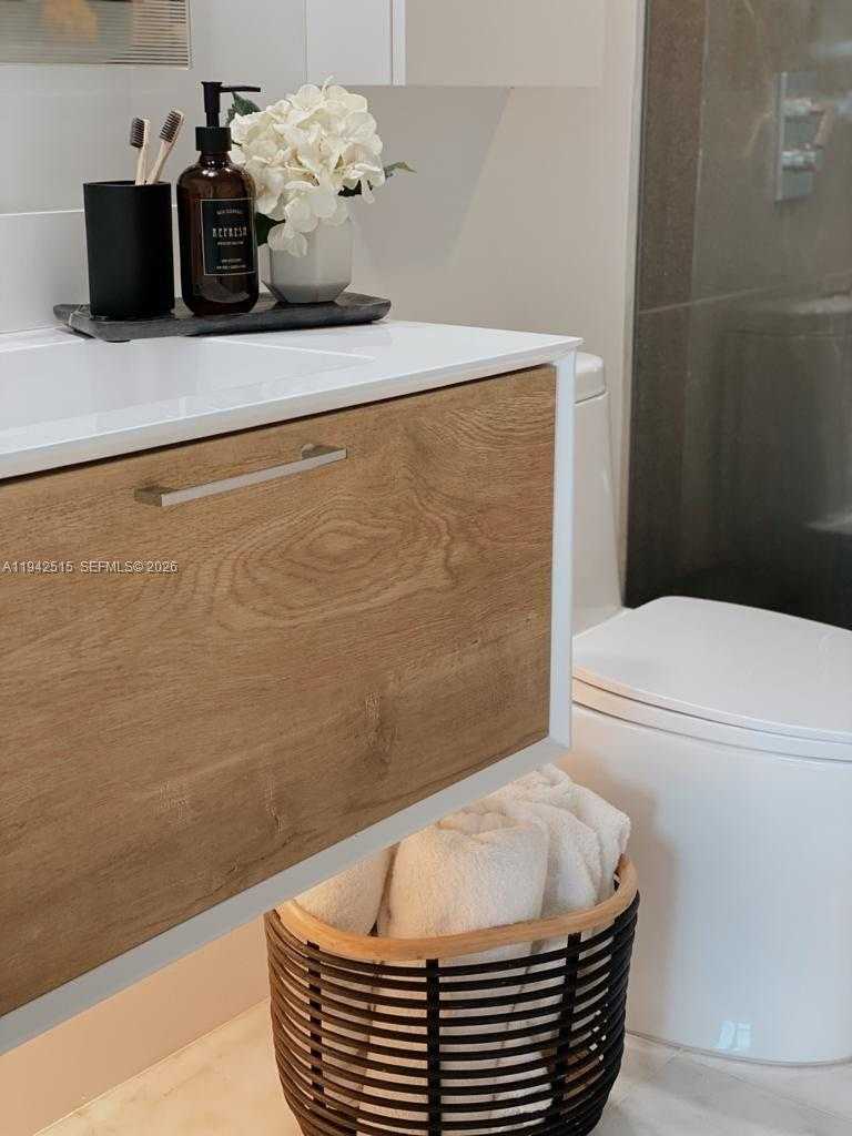 Small Image of 800 CLAUGHTON ISLAND DR #2002, Miami Number 7