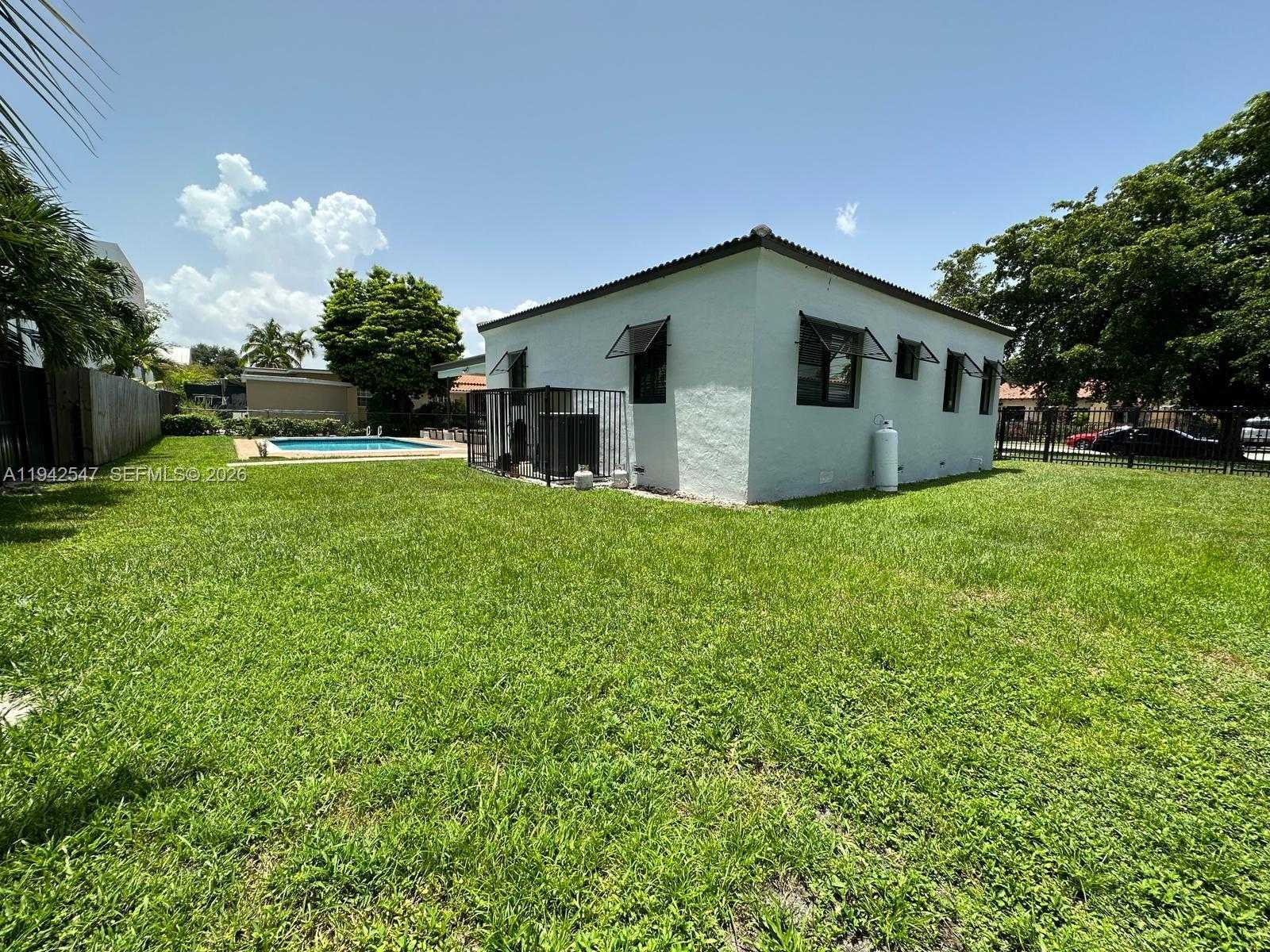 Small Image of 3050 SOUTH WEST 21ST ST, Miami Number 25