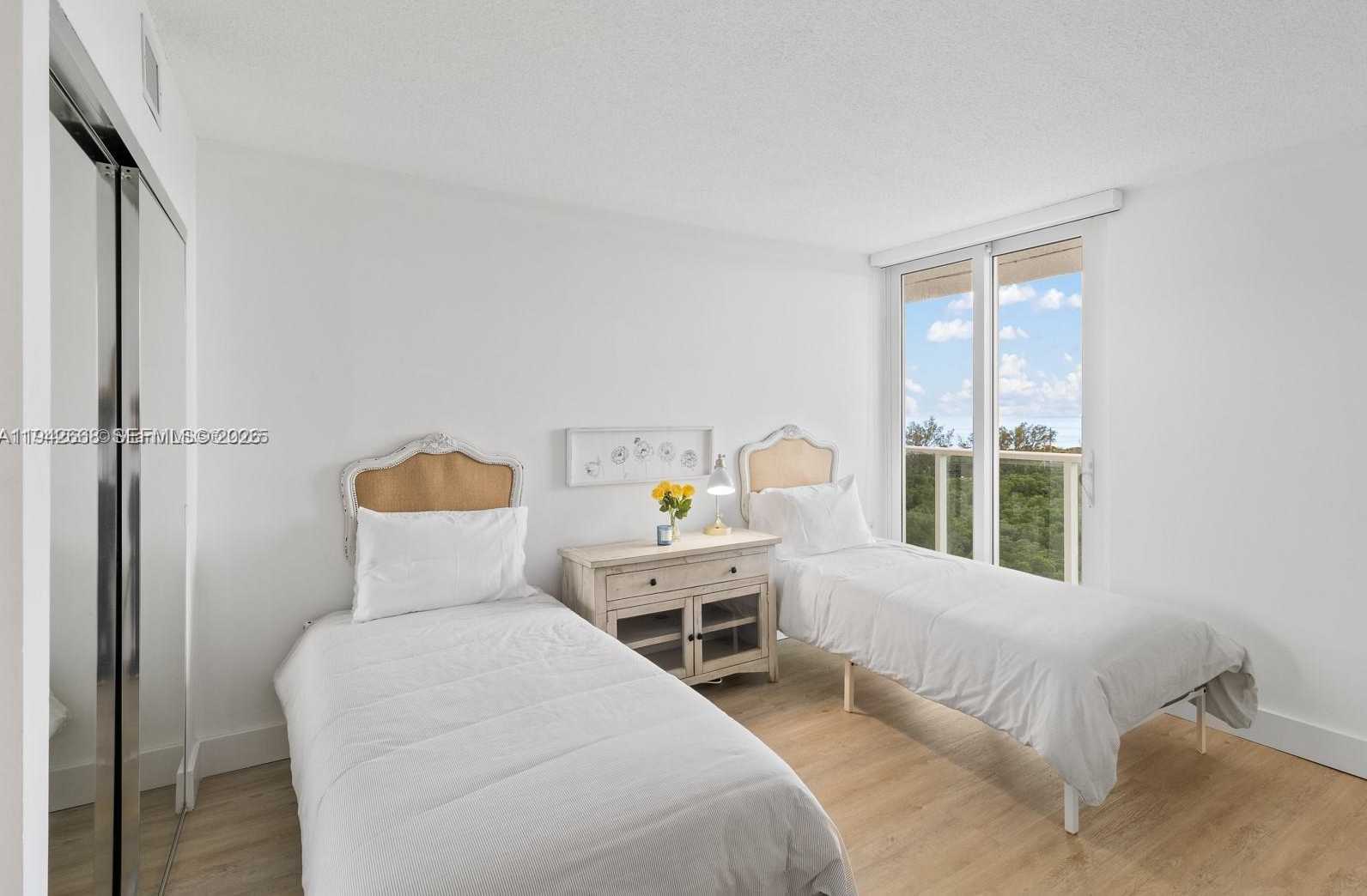 Small Image of 100 BAYVIEW DR #1024, Sunny Isles Beach Number 12