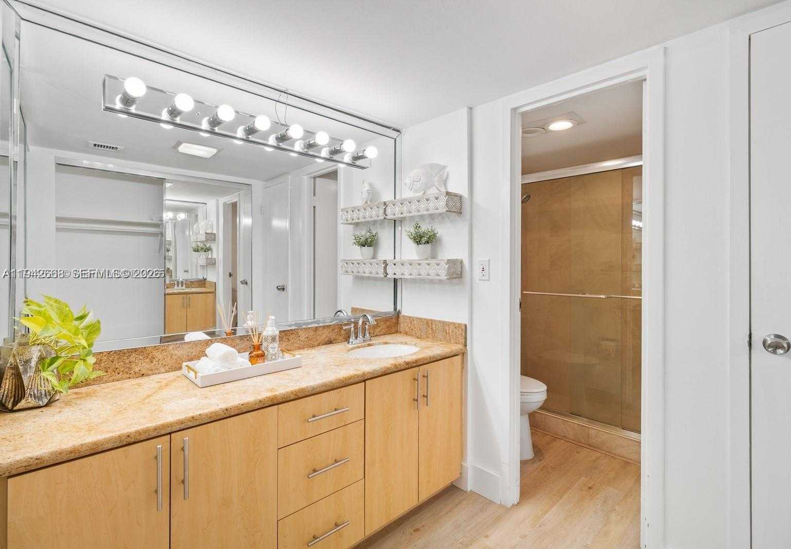 Small Image of 100 BAYVIEW DR #1024, Sunny Isles Beach Number 16