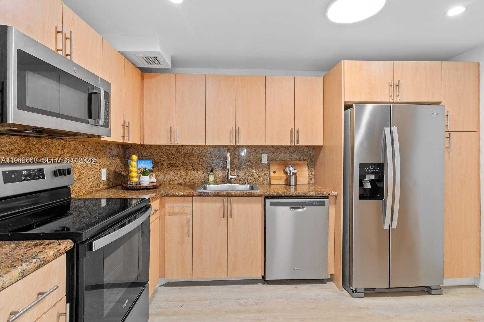 Small Image of 100 BAYVIEW DR #1024, Sunny Isles Beach Number 4