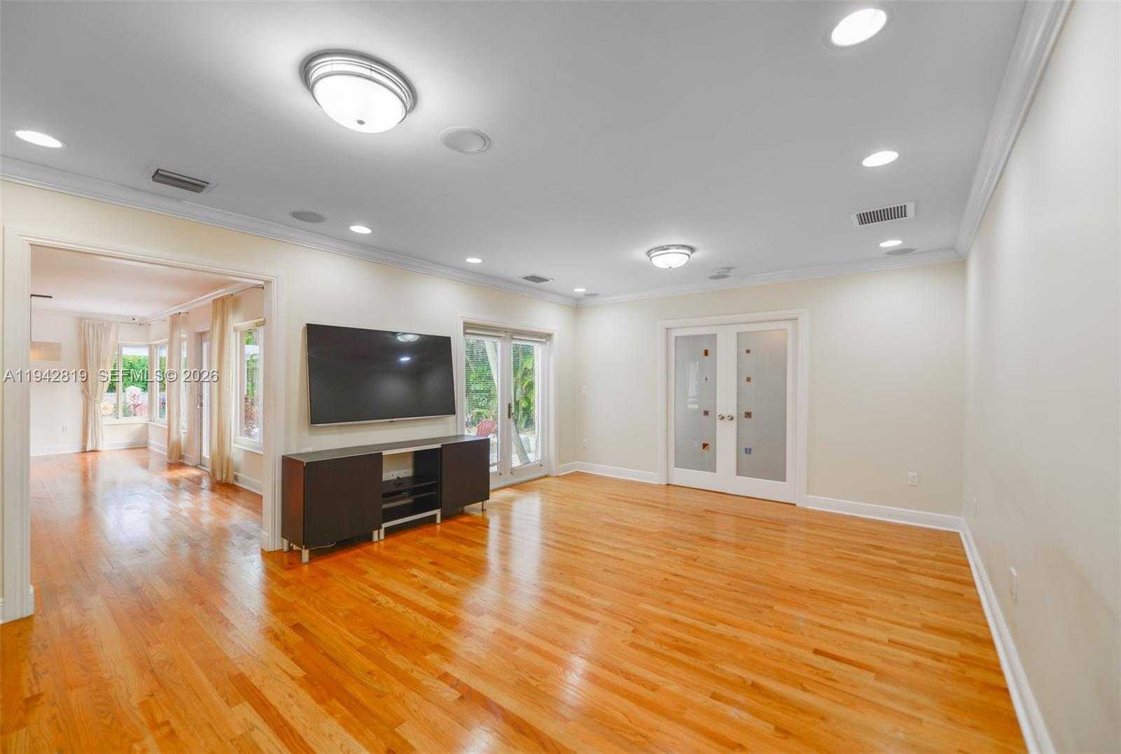 Small Image of 911 MARIANA AVE, Coral Gables Number 12