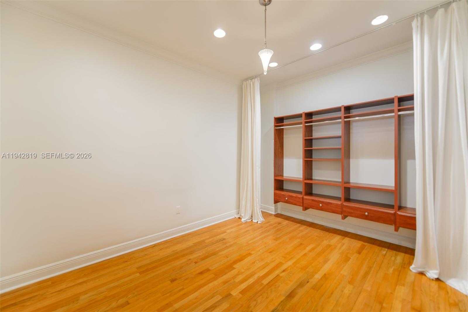 Small Image of 911 MARIANA AVE, Coral Gables Number 22