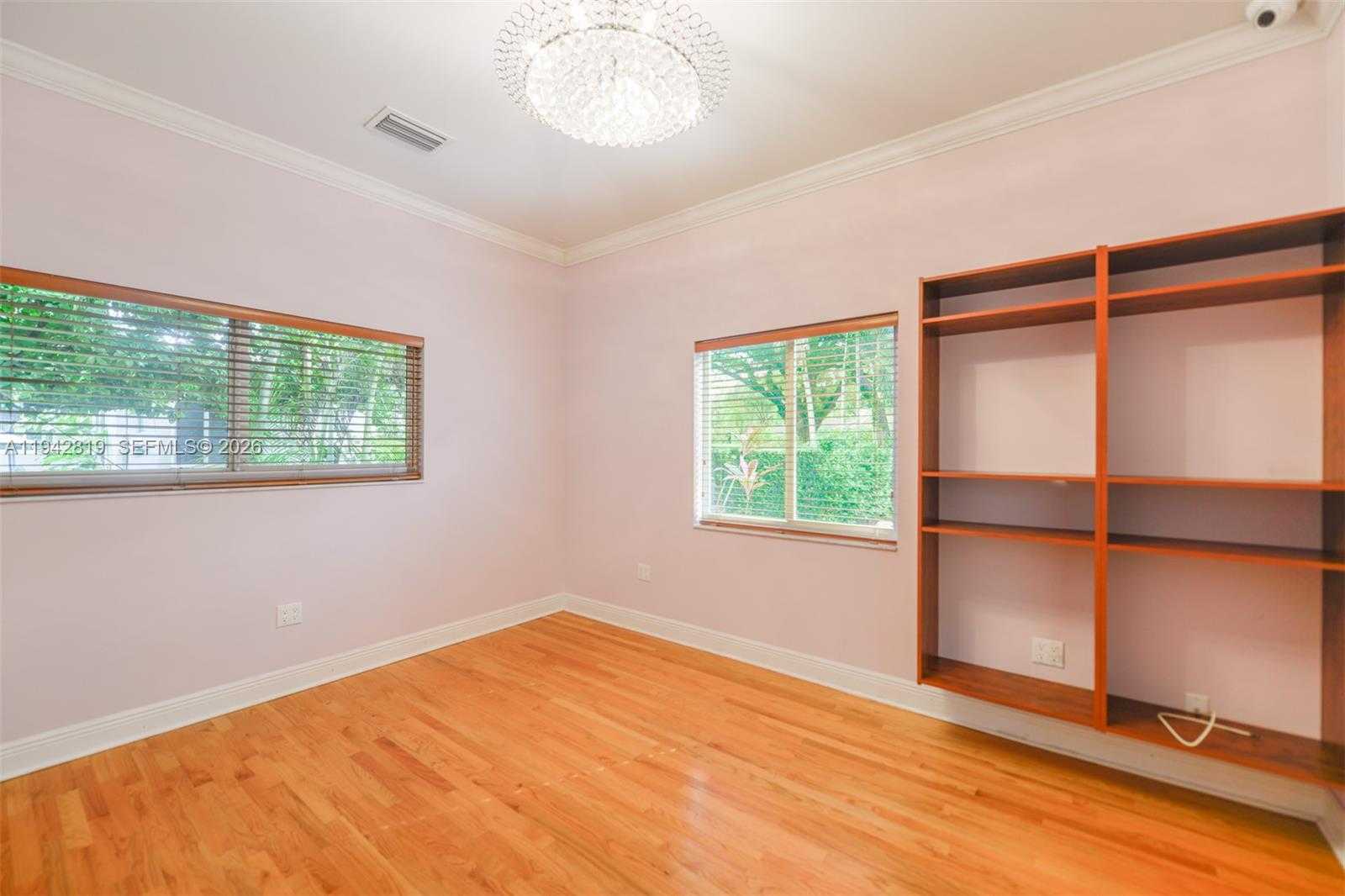 Small Image of 911 MARIANA AVE, Coral Gables Number 25