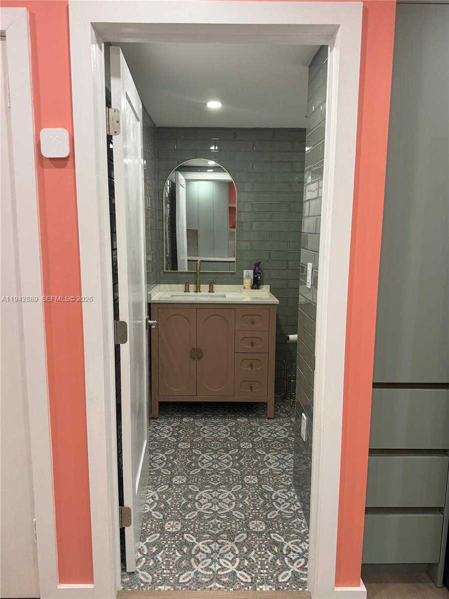 Small Image of 2899 COLLINS AVE #416, Miami Beach Number 4