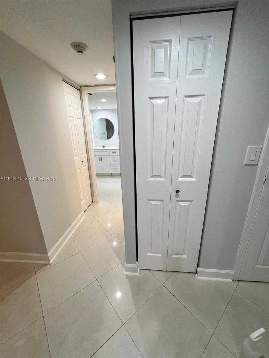Small Image of 100 BAYVIEW DR #1611, Sunny Isles Beach Number 10