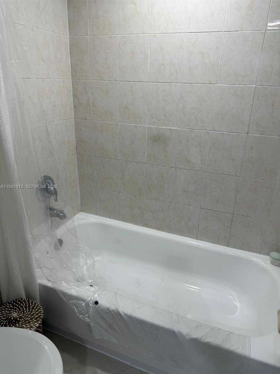 Small Image of 100 BAYVIEW DR #1611, Sunny Isles Beach Number 8