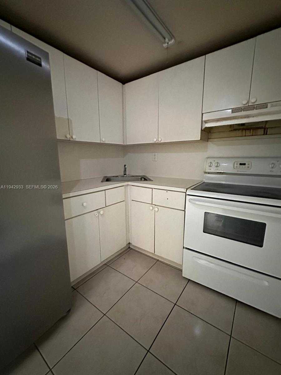 Small Image of 606 WEST 81ST ST #305, Hialeah Number 2