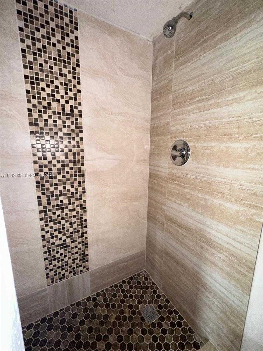 Small Image of 606 WEST 81ST ST #305, Hialeah Number 3