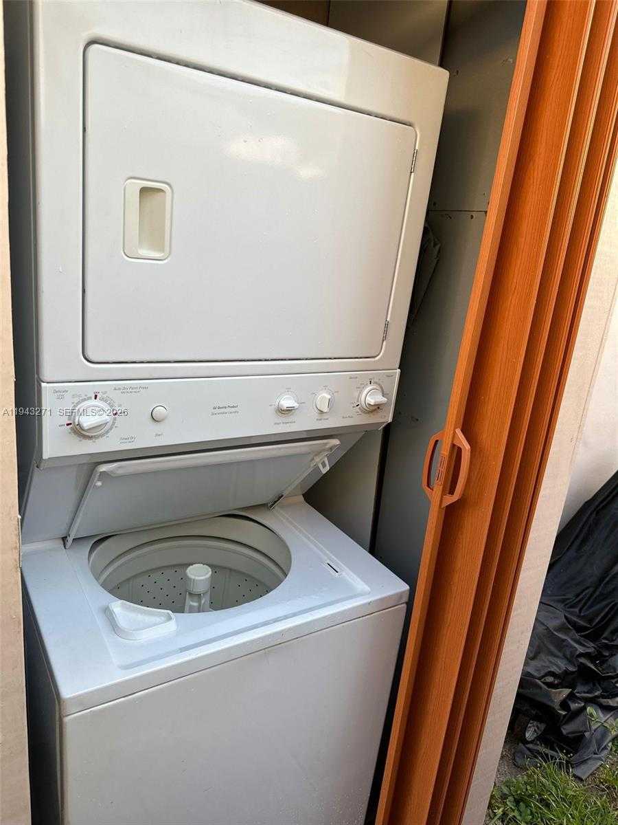 Small Image of 1610 NORTH HAYES STR #B, Hollywood Number 10