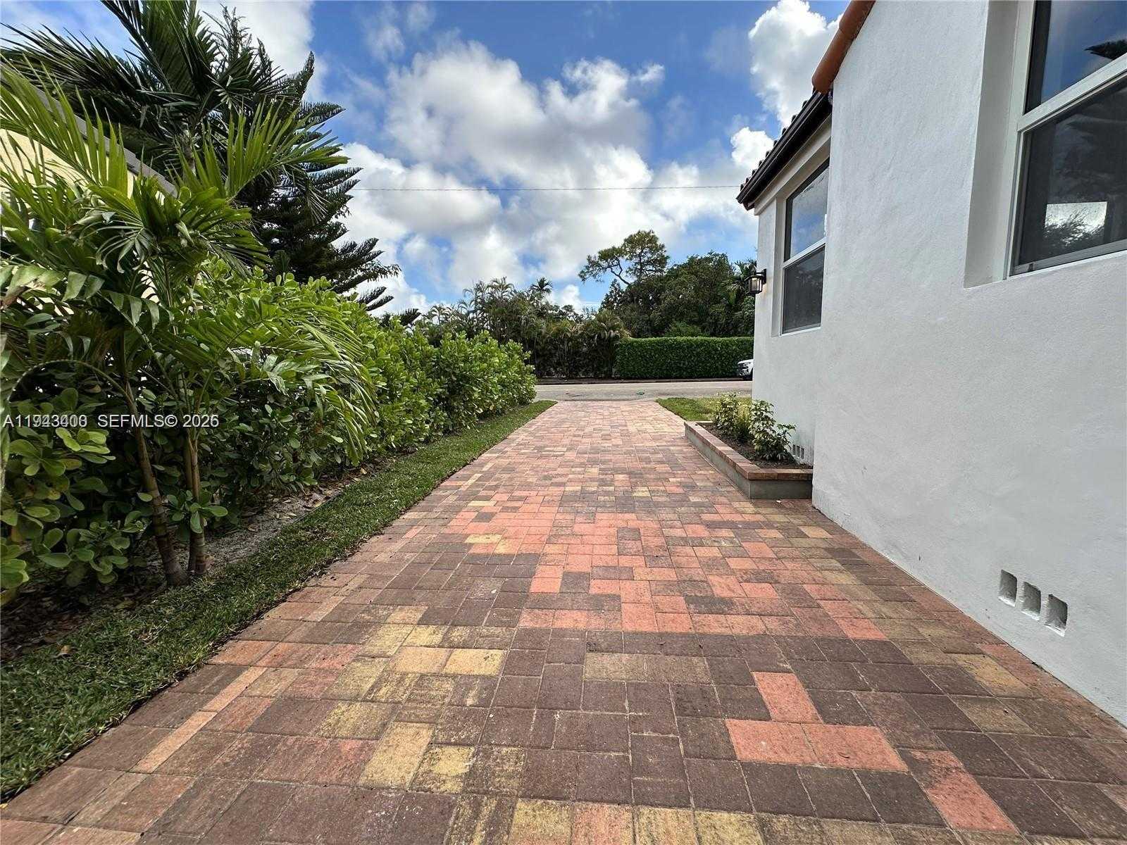 Small Image of 510 BOABADILLA ST, Coral Gables Number 4