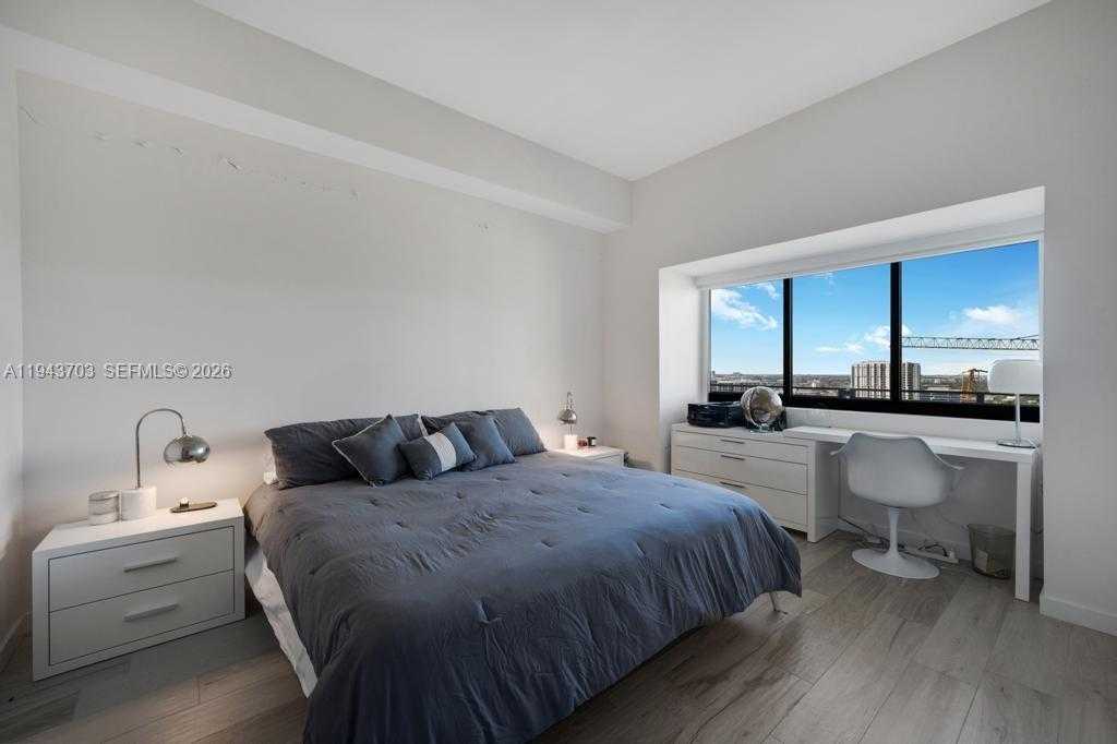 Small Image of Miami Number 12