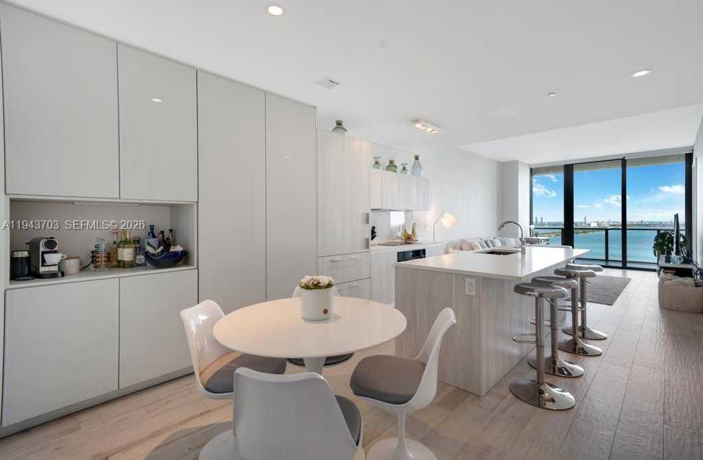 Small Image of Miami Number 5