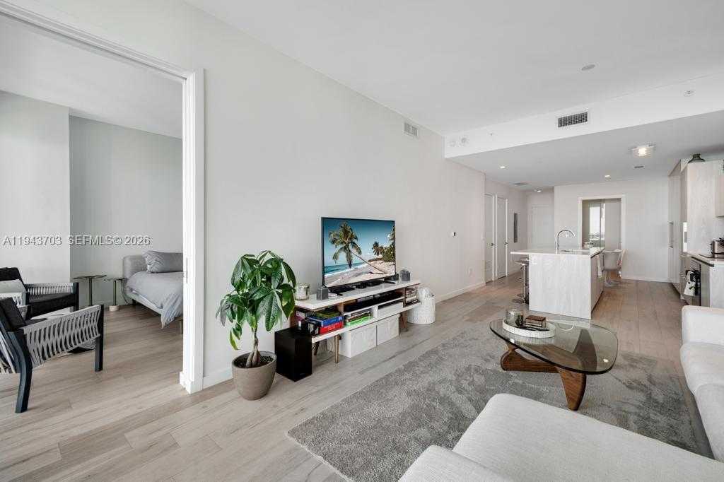 Small Image of Miami Number 6