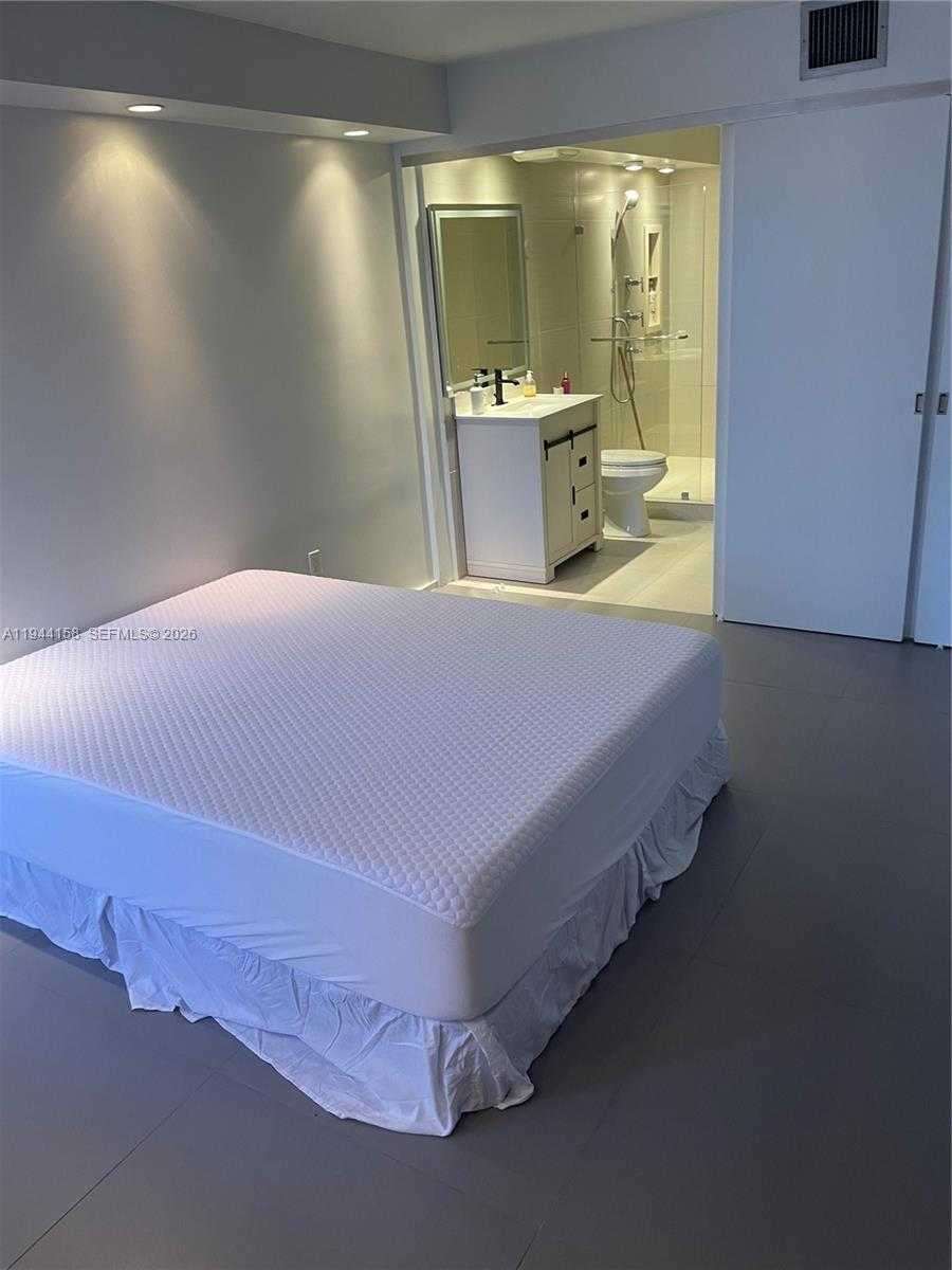 Small Image of 1331 LINCOLN RD #1004, Miami Beach Number 4