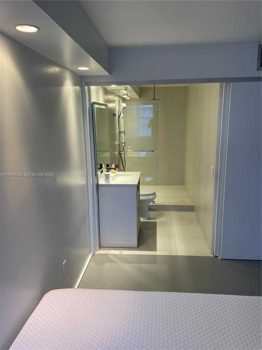 Small Image of 1331 LINCOLN RD #1004, Miami Beach Number 6
