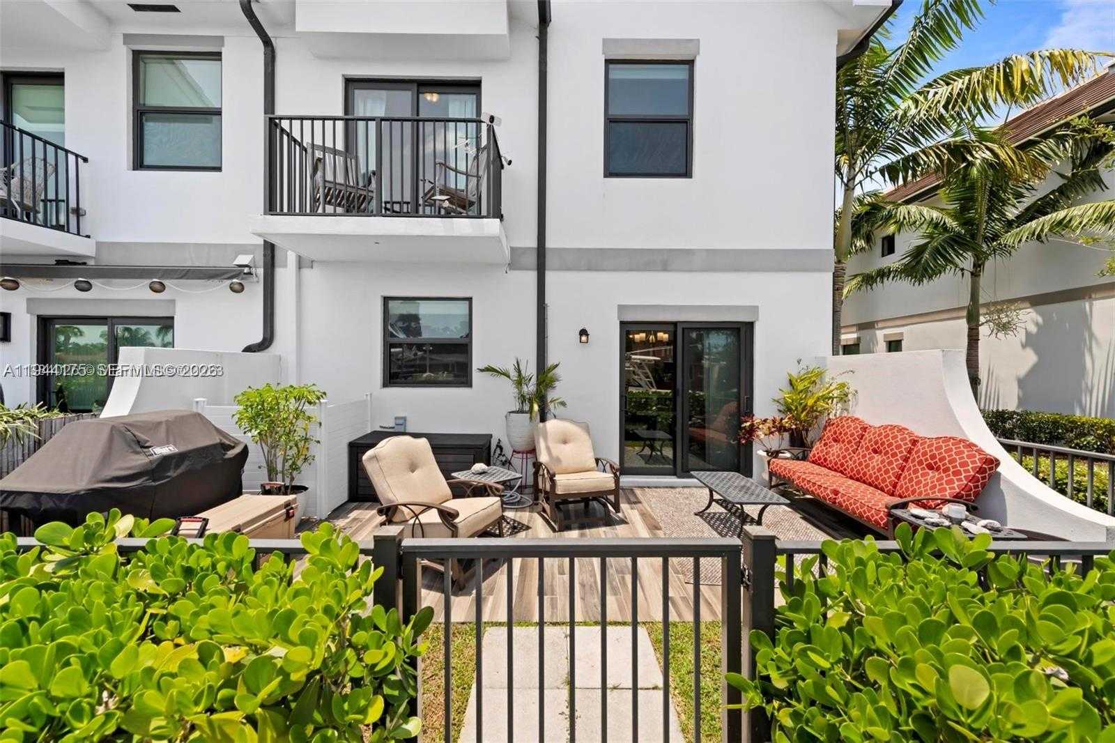 Small Image of 4518 EAST AQUA BELLA LN #4518, Dania Beach Number 2