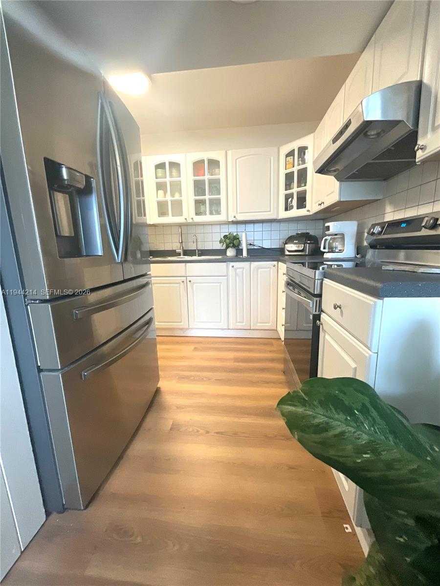 Small Image of 1390 OCEAN DR #404, Miami Beach Number 12