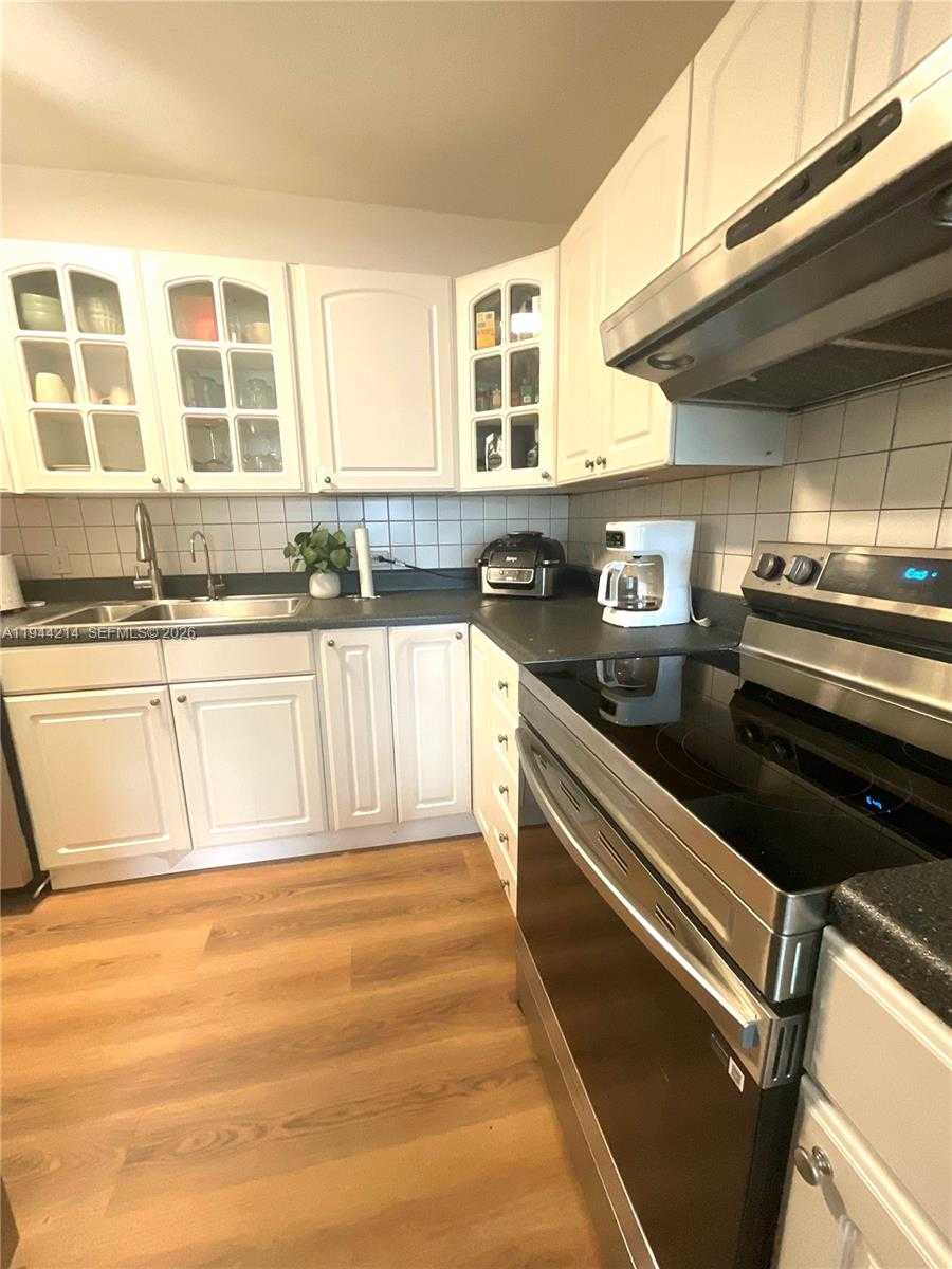 Small Image of 1390 OCEAN DR #404, Miami Beach Number 15