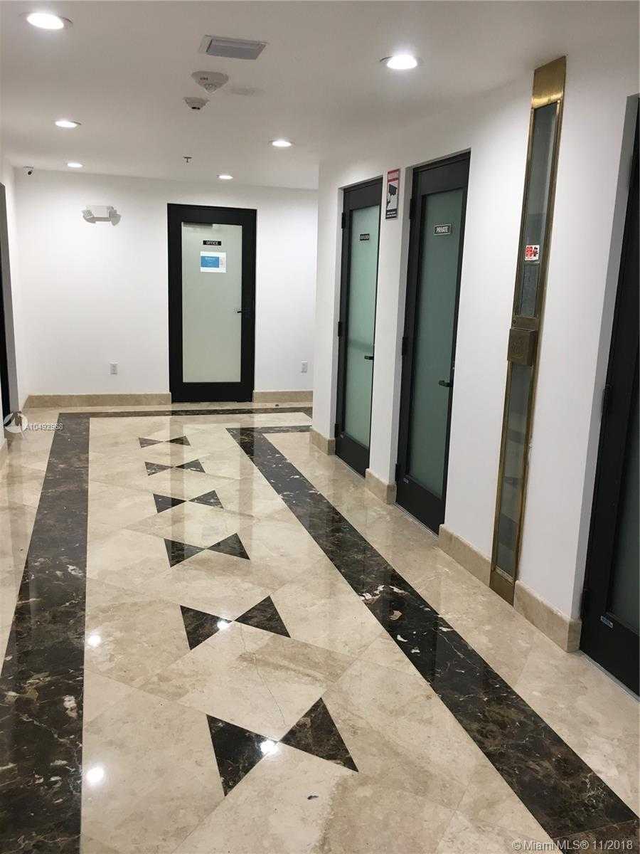 Small Image of 111 NE 1st Ave, Miami, FL 33132, USA Number 2