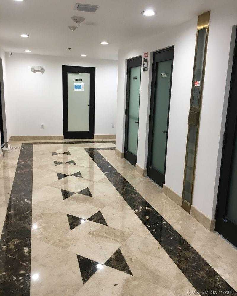 Small Image of 111 NE 1st Ave, Miami, FL 33132, USA Number 2