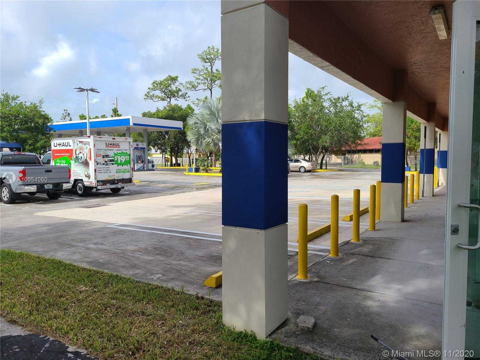 Small Image of 14801 BETHUNE DR, Miami Number 4