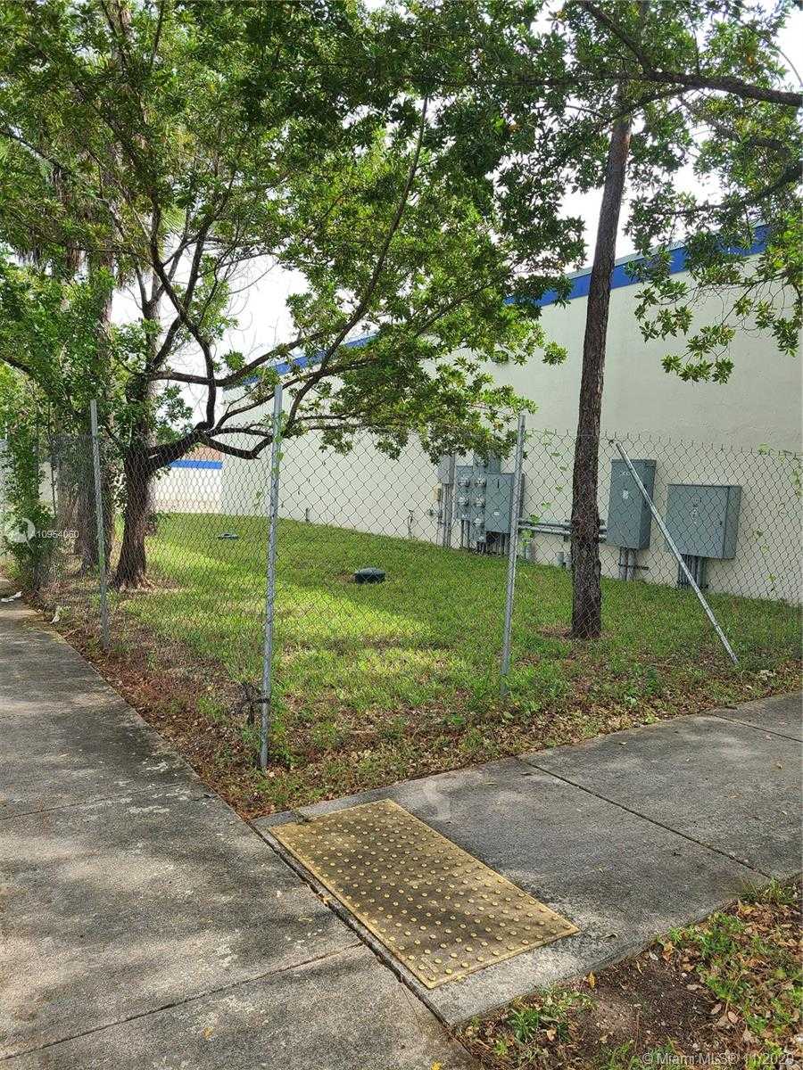 Small Image of 14801 BETHUNE DR, Miami Number 7