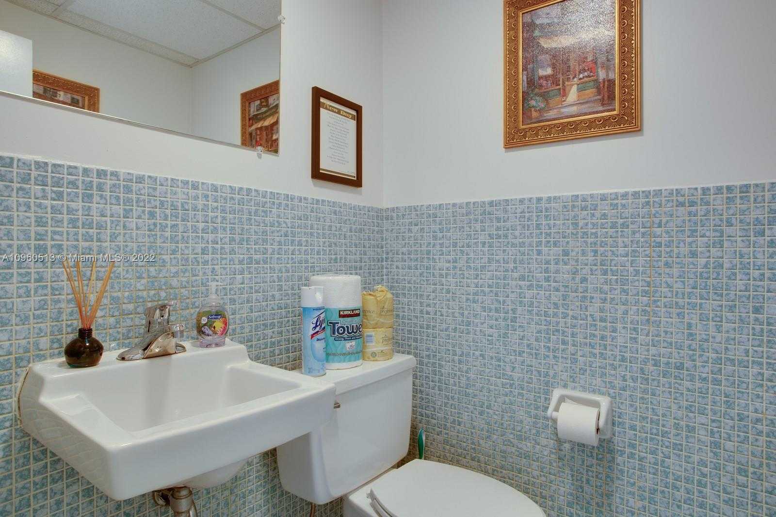 Small Image of 2843 PEMBROKE RD #2nd Floor, Hollywood Number 15