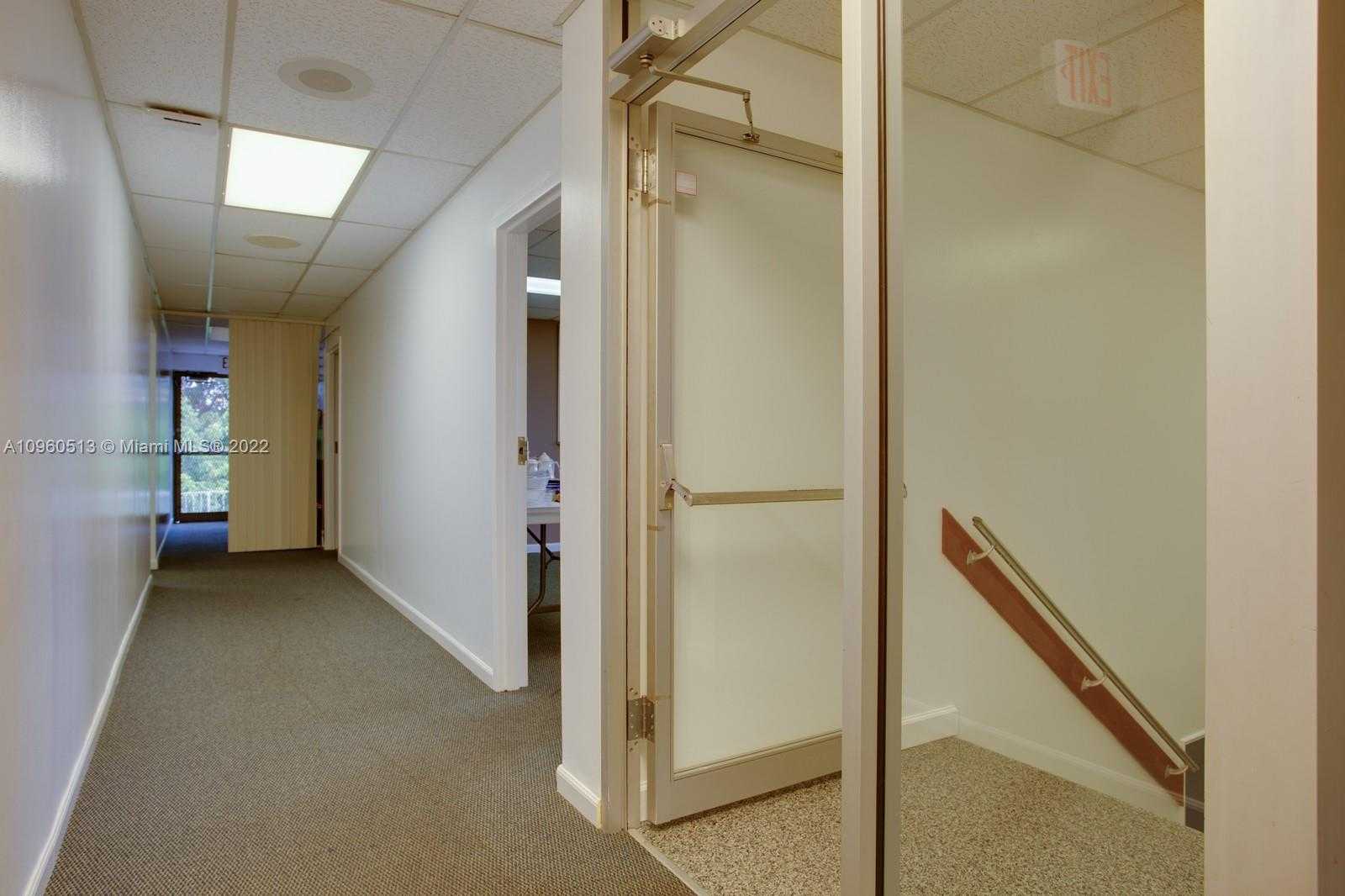 Small Image of 2843 PEMBROKE RD #2nd Floor, Hollywood Number 3