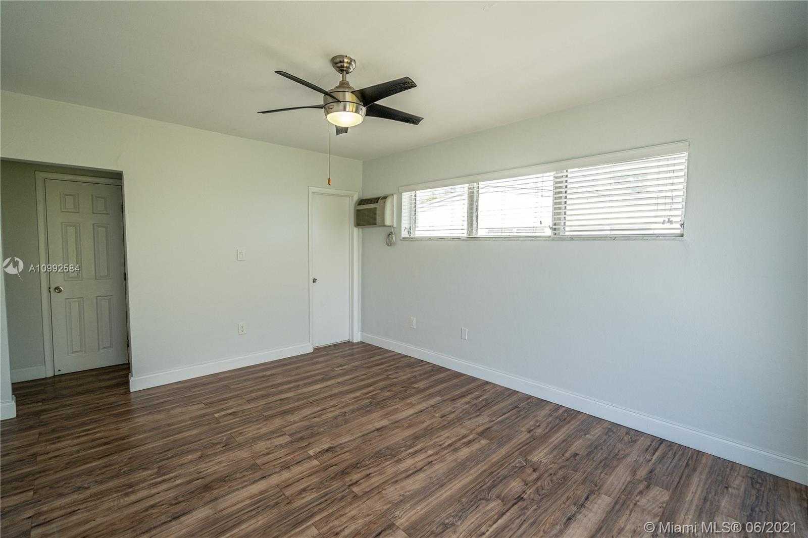 Small Image of 7927 EAST DR, North Bay Village Number 40