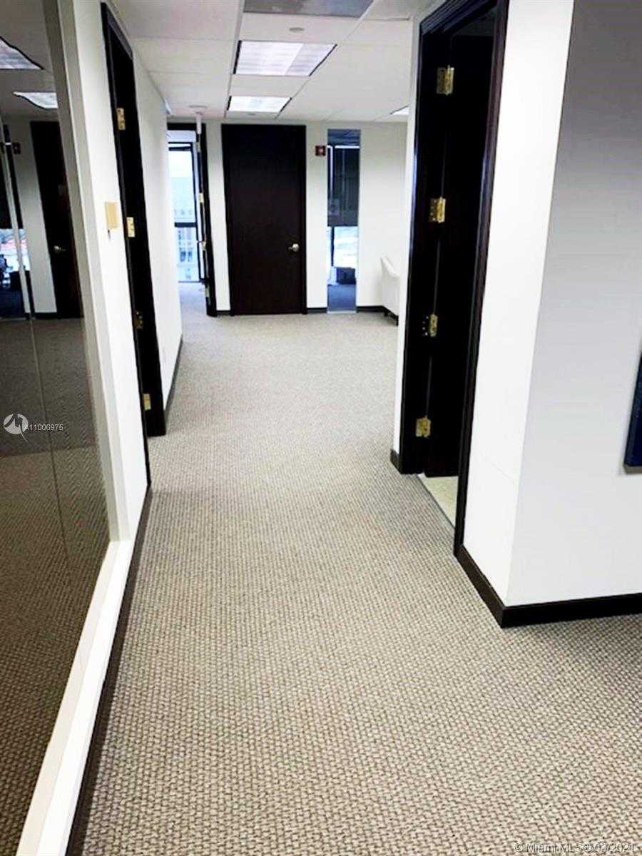 Small Image of 9100 Dadeland Blvd, Kendall, FL 33156, USA Number 10