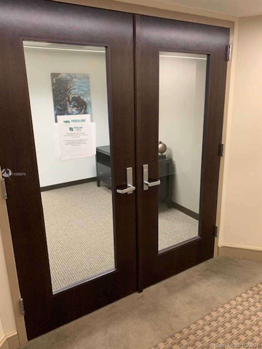 Small Image of 9100 Dadeland Blvd, Kendall, FL 33156, USA Number 11