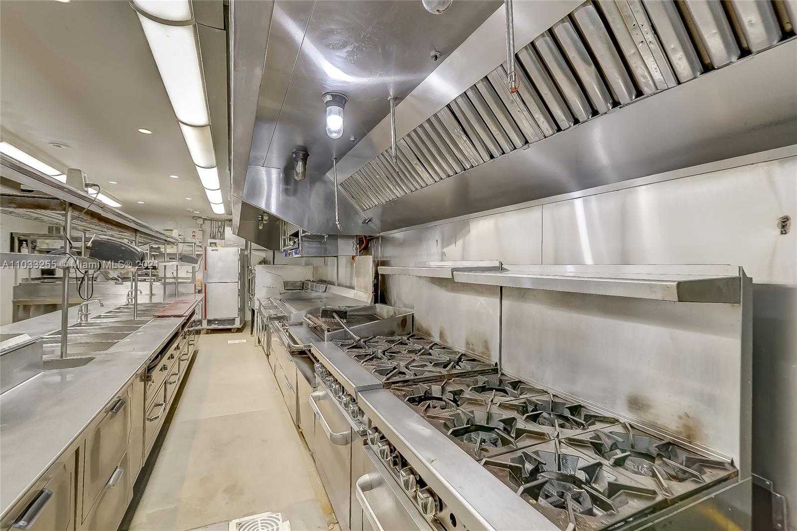 Small Image of 820 OCEAN DR, Miami Beach Number 42