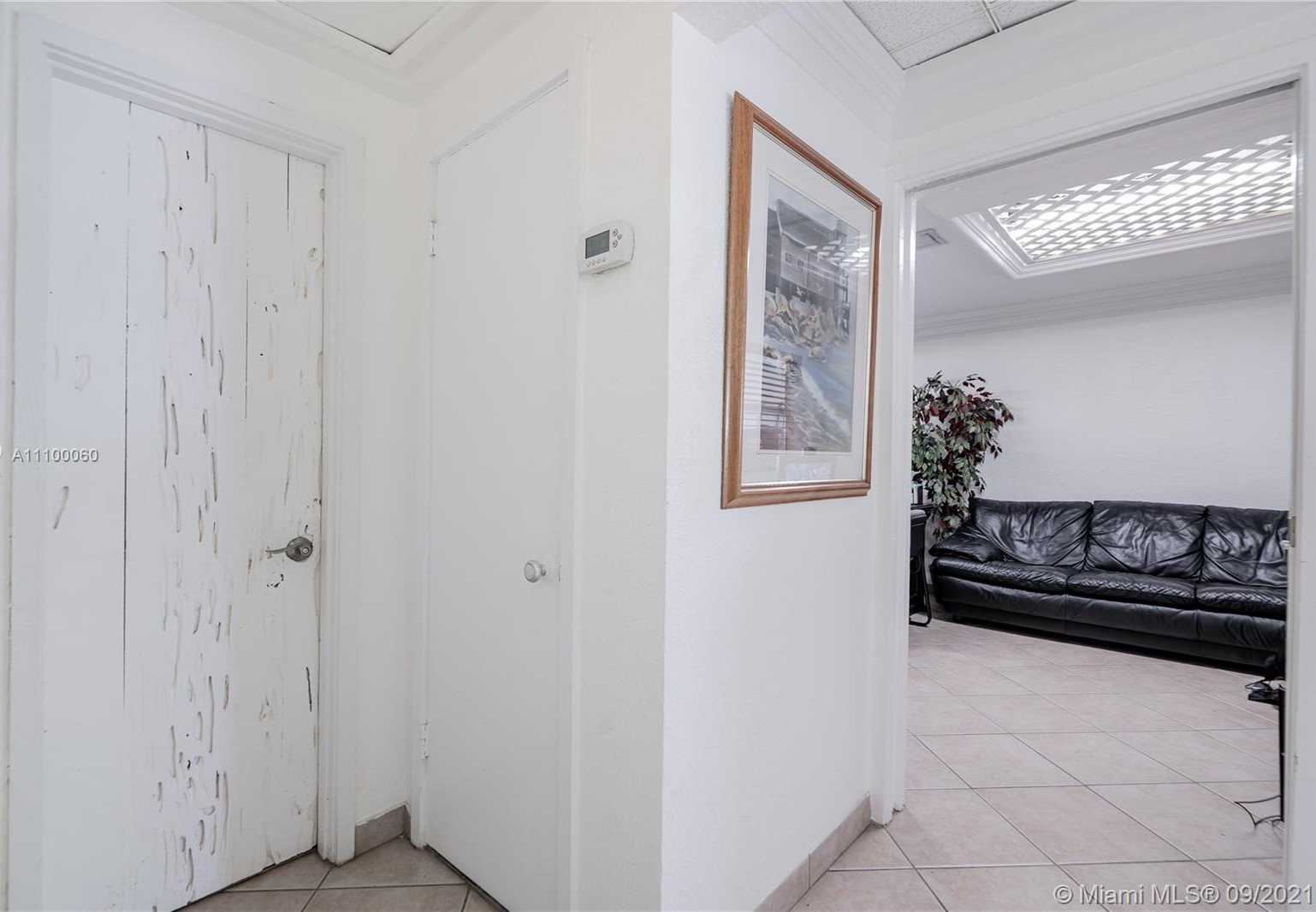 Small Image of 4609 SOUTH WEST 44TH AVE, Dania Beach Number 13