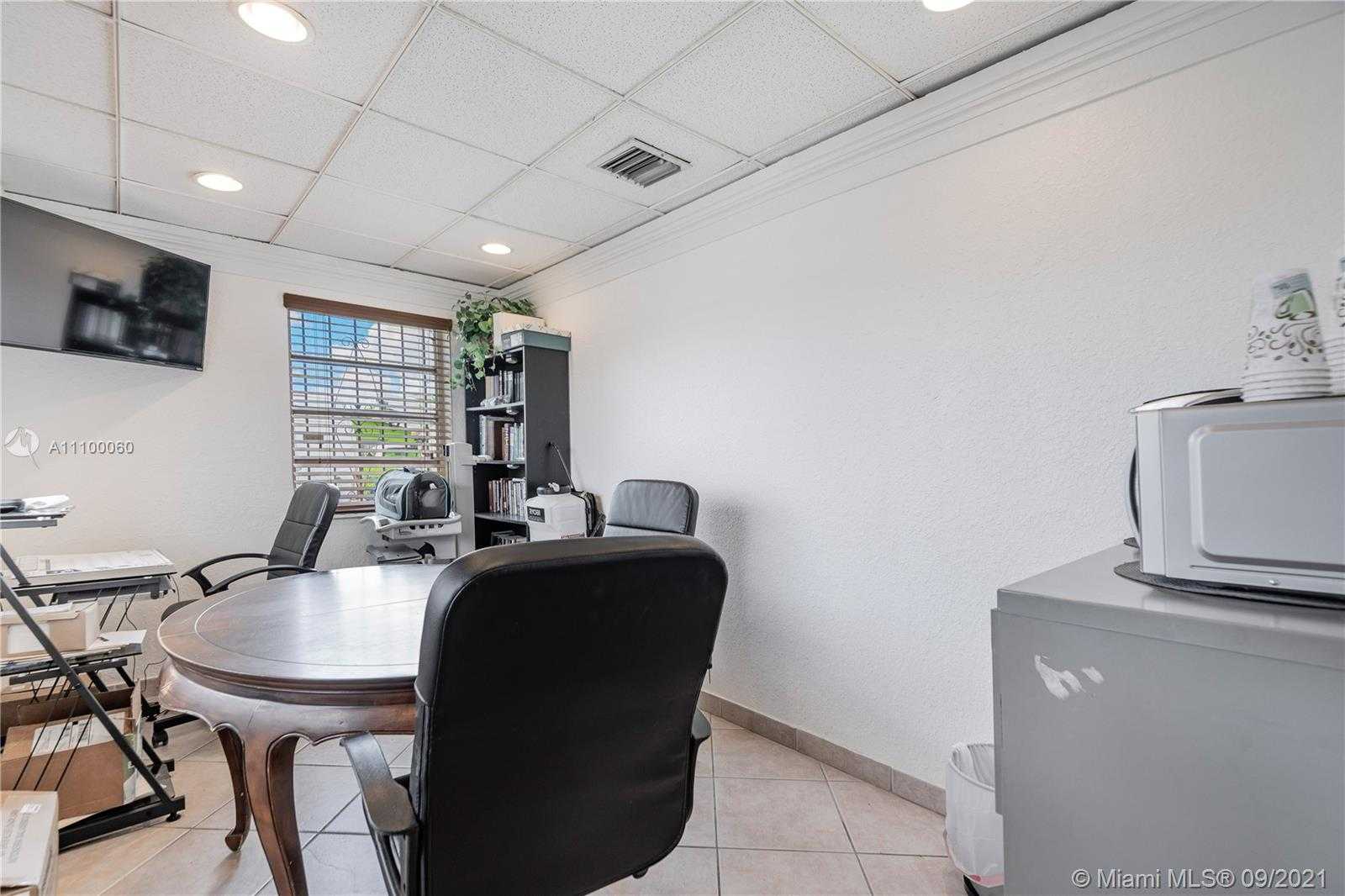 Small Image of 4609 SOUTH WEST 44TH AVE, Dania Beach Number 16