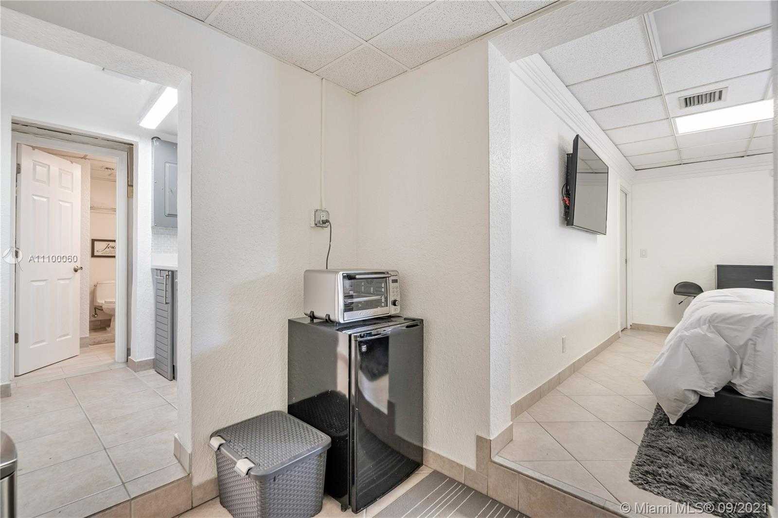Small Image of 4609 SOUTH WEST 44TH AVE, Dania Beach Number 21