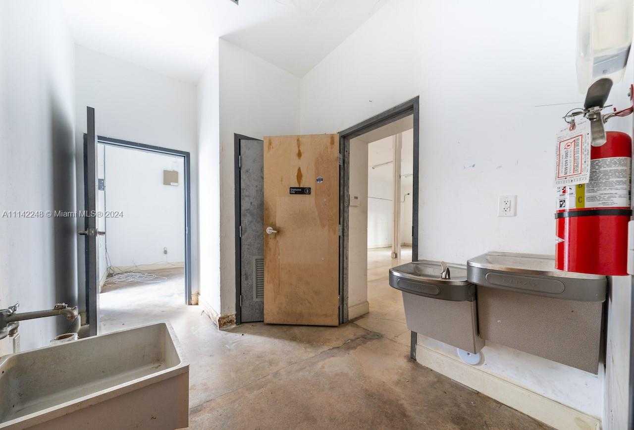 Small Image of 1525 NW 3rd Ave, Miami, FL 33136, USA Number 13