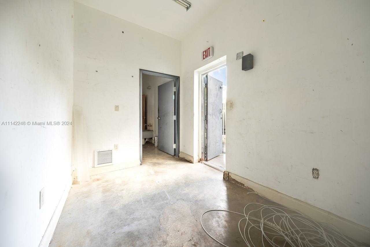 Small Image of 1525 NW 3rd Ave, Miami, FL 33136, USA Number 16