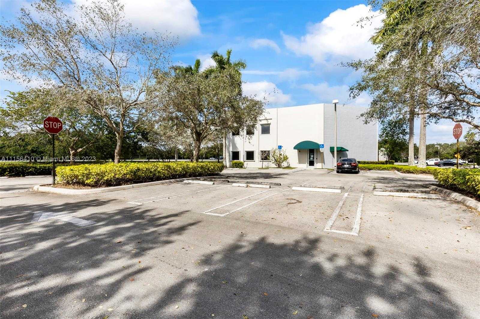 Small Image of 1455 N Park Dr, Weston, FL 33326, USA Number 26