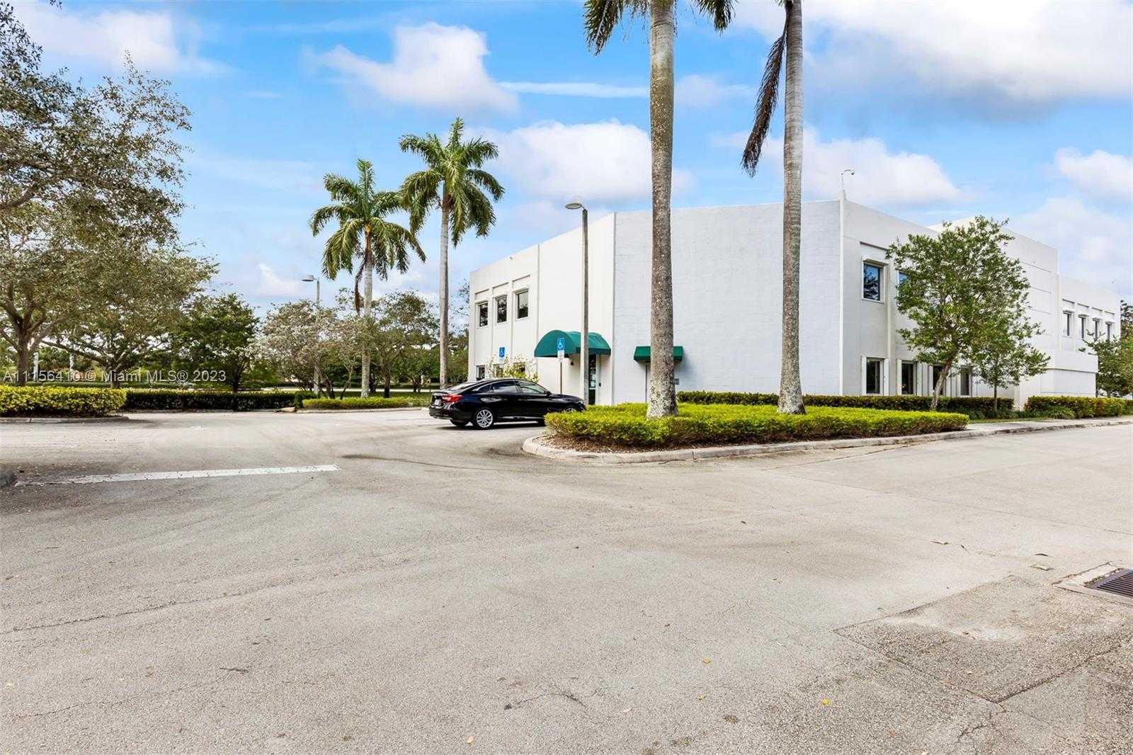 Small Image of 1455 N Park Dr, Weston, FL 33326, USA Number 27