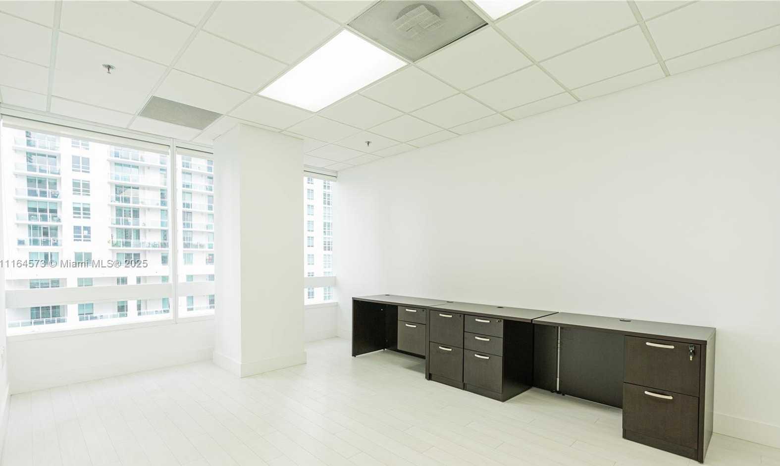 Small Image of 848 BRICKELL AVE, Miami Number 11